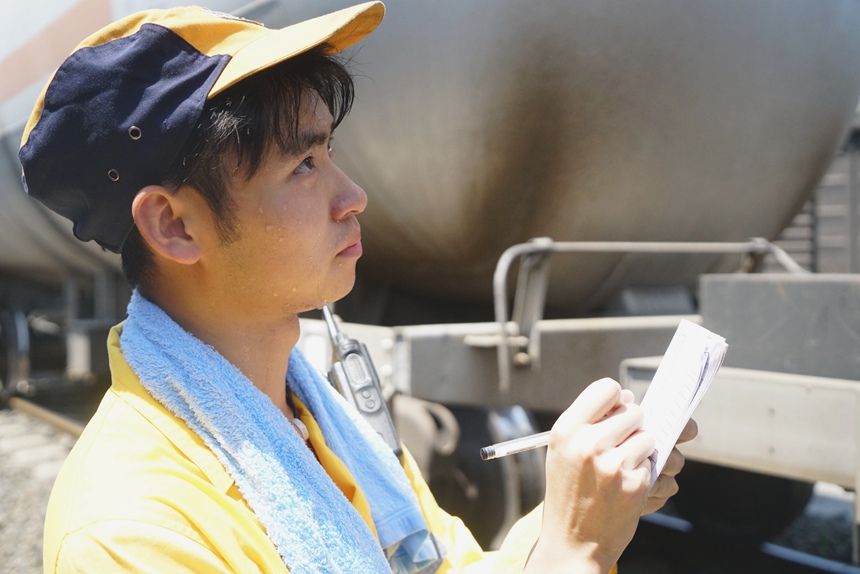 重慶西車輛段貨車檢車員正在記錄車輛信息。江堯攝