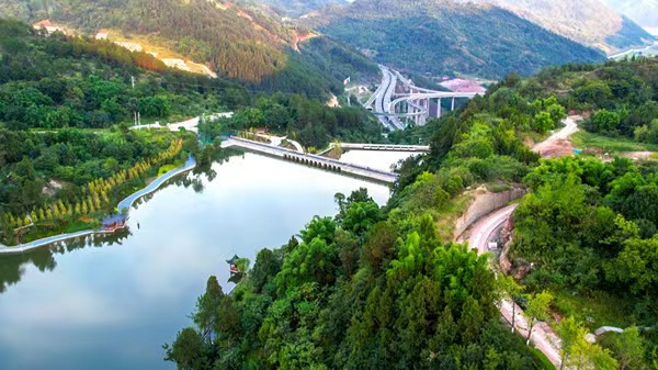 風景秀麗的景云湖。段斯斯攝