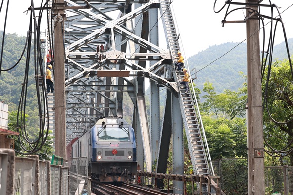 列車通過襄渝鐵路北碚嘉陵江鋼梁大橋。晏濤攝