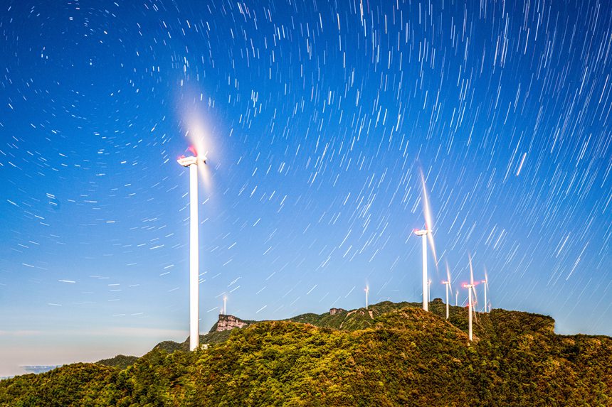 星空下的風力發電車。瞿明斌攝