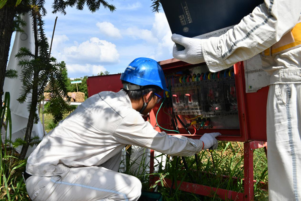 國網秀山供電公司員工在川河蓋露營基地檢查配電控制柜接線情況。萬雪蓮攝