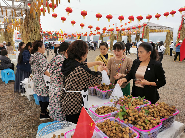 市民現場購買農產品。云陽縣委宣傳部供圖