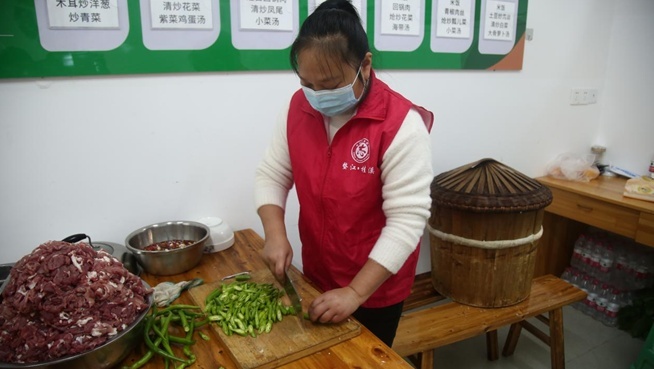 許建鳳在愛心食堂幫廚。