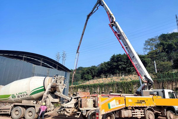 軌道交通涂山站項目泵車進場。重慶建工集團供圖