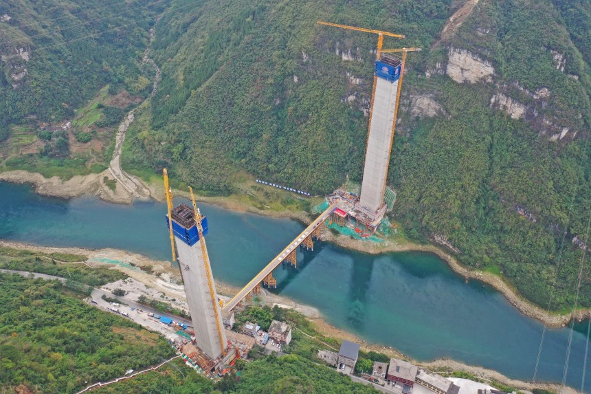   12月7日，渝湘復(fù)線高速磨寨烏江特大橋3號(hào)主墩封頂。