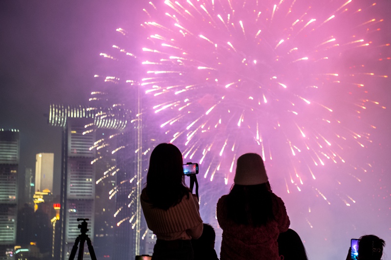 煙火在夜空中綻放。陳林攝