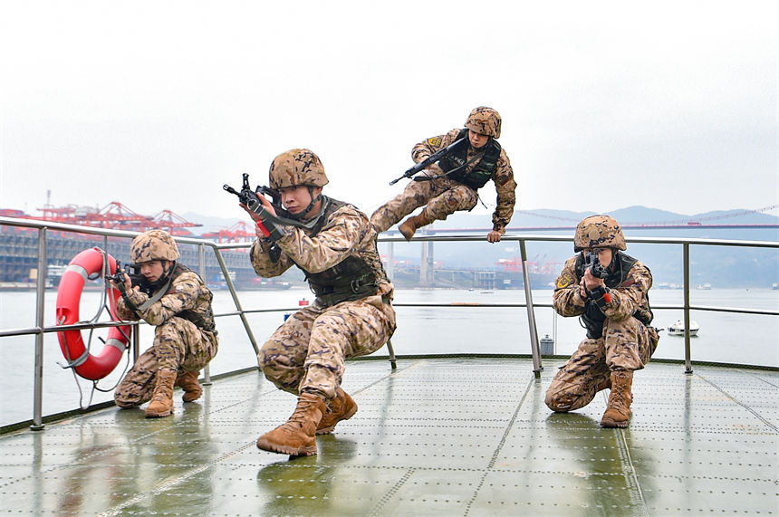 武警重慶總隊船艇支隊組織水上實戰化演練，特戰隊員跳幫登船對目標發起突擊。唐志勇攝