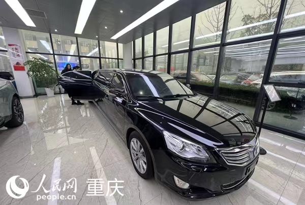 四川瑞創(chuàng)汽車科技有限公司展廳內(nèi)加長版長安禮賓車。人民網(wǎng) 胡虹攝