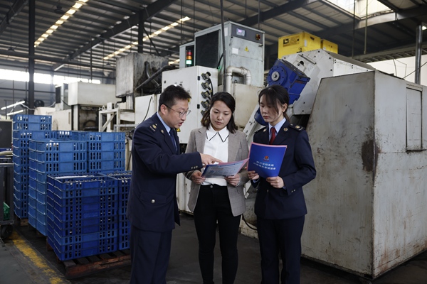 在四川省廣安市武勝縣街子鎮工業園區，川渝兩地稅務人員向納稅人講解“川渝通辦”涉稅事項。周艾琳攝