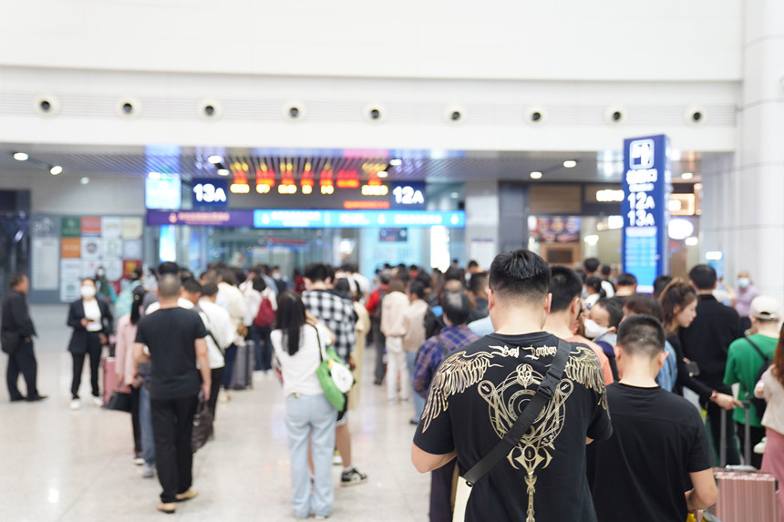 重慶北站內(nèi)，旅客有序排隊(duì)候車。汪亮攝