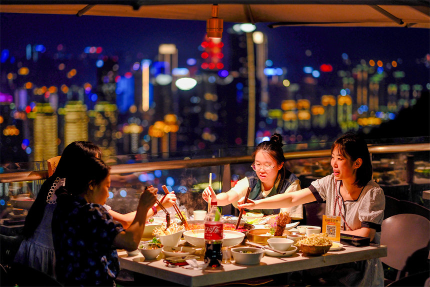 南岸區(qū)南山夜景火鍋公園，市民品火鍋看山城夜景。郭旭攝