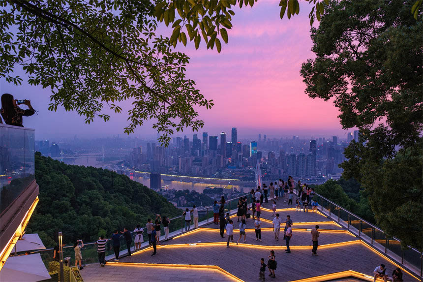 南岸區(qū)南山夜景火鍋公園，伴隨漫天晚霞，市民欣賞山城夜景。郭旭攝