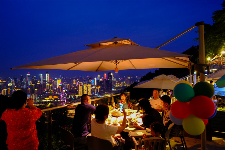 南岸區(qū)南山夜景火鍋公園，市民品火鍋看山城夜景。郭旭攝