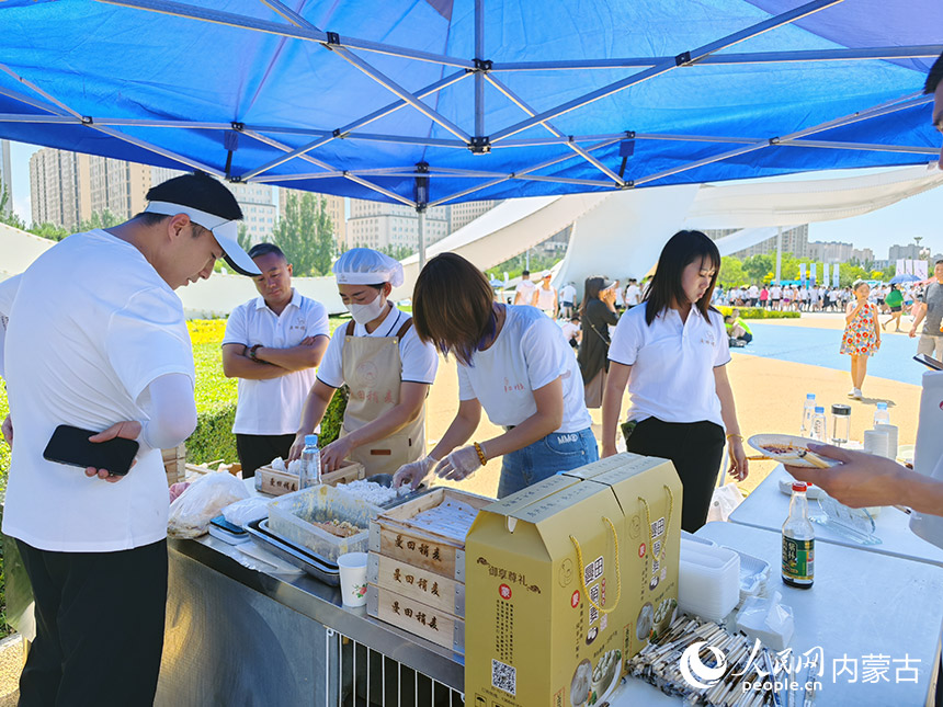 現場設置的美食免費品嘗區。人民網記者 趙夢月 攝