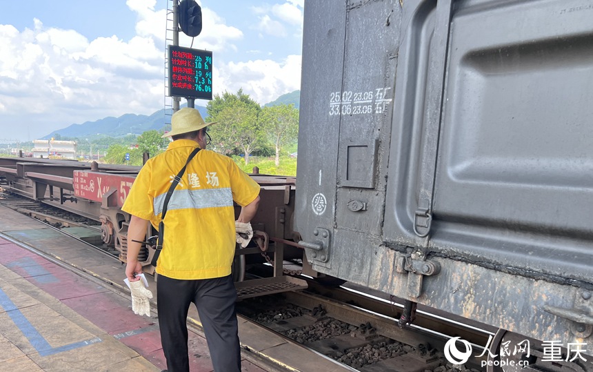 調車員進行駝峰提鉤作業。 人民網記者 胡虹攝