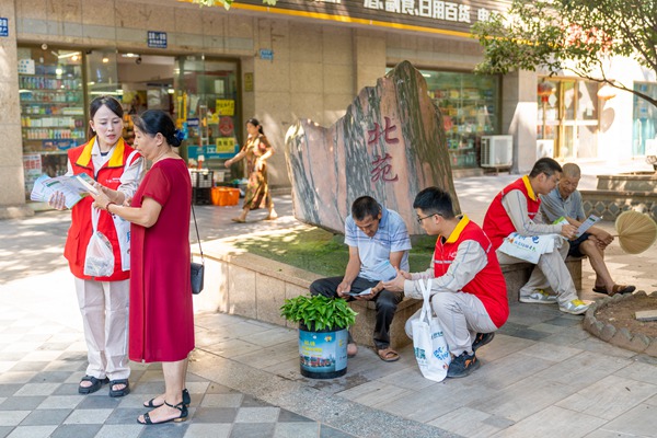 志愿者們開展節電宣傳。國網永川供電公司供圖