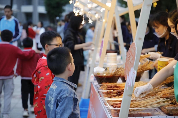 美食集市吸引小孩們品嘗。重慶市愛心莊園供圖