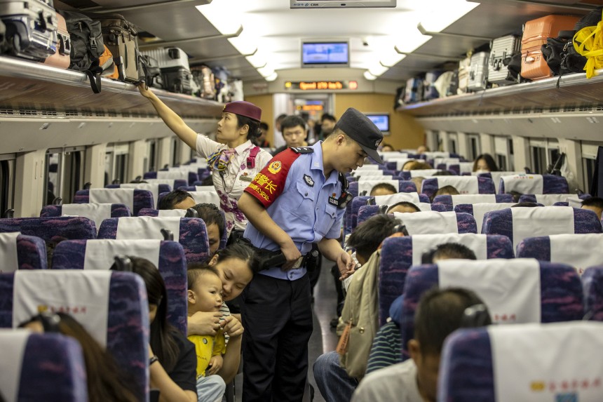 黃同川和列車長(zhǎng)在車廂內(nèi)巡視。胡勇攝