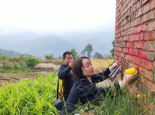 《守護者》（組圖）一。10月9日，巫山縣銅鼓鎮水流村兌窩子坪發生850萬立方米特大型土質滑坡，42棟房屋倒塌。當地果斷避險轉移受威脅群眾103戶196人，實現“零傷亡”。10月17日，因成功預警處置滑坡災情，駐守地質工程師李治偉、群測群防員王安然獲市政府通報表揚。劉勇攝