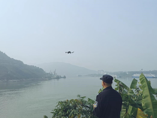 網聯無人機低空飛行。重慶移動公司供圖