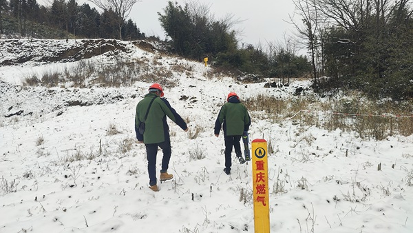 近期，受冷空氣影響，武隆區迎來新一輪降溫降雪天氣，海拔1700米以上地區有冰凍和道路結冰。圖為1月25日，重慶燃氣集團長南公司巡線人員正加緊對和順鎮周邊燃氣管線開展巡查，全力保障安全平穩供氣。重慶燃氣集團供圖