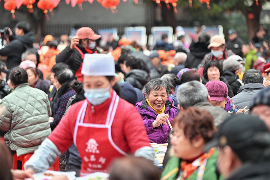 百家宴現場，工作人員在上菜。郭旭攝