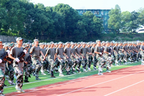 學生軍事訓練常態化。重慶華繡中等專業學校供圖