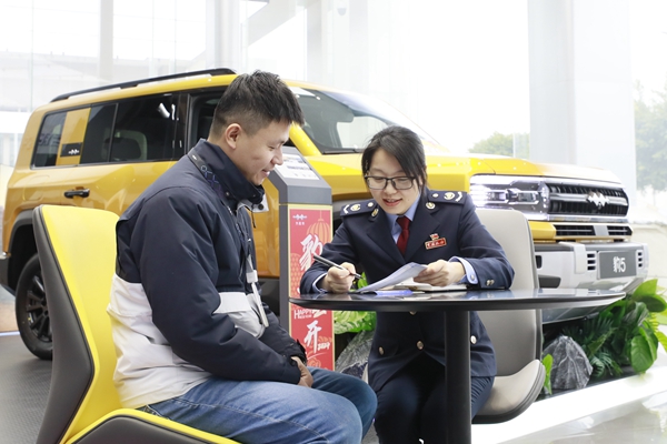 南岸區稅務人員陳露元為重慶方程豹汽車銷售有限公司人員講解車輛購置稅等稅收優惠政策。楊燕攝