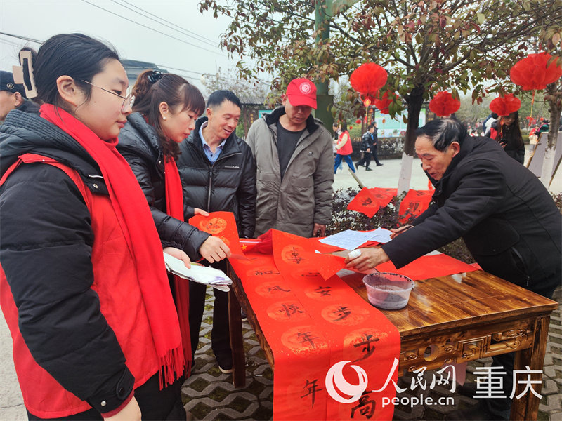 當地的書法愛好者現場書寫對聯為鄉親們送上新春祝福。人民網 陳琦攝