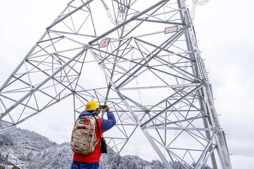 2月9日，在彭水縣中嶺山，國網重慶電力員工對電力線路開展冰雪特巡。牟偉攝