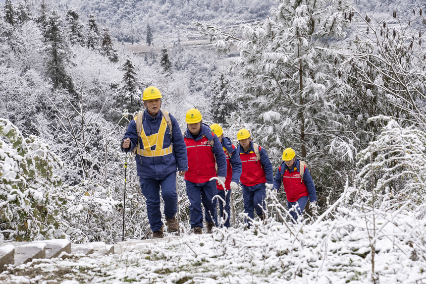 2月9日，在彭水縣中嶺山，國網重慶電力員工對電力線路開展冰雪特巡。牟偉攝