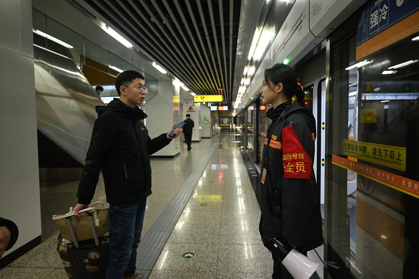 曾飛月正在回復乘客的咨詢。張旭攝