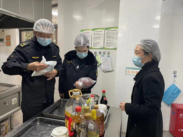 開展校園食品安全排查整治專項行動。重慶市市場監(jiān)管局供圖