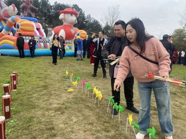 游客投壺感受春游樂趣。黃河攝