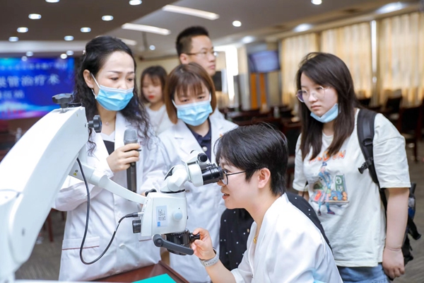 重醫附屬口腔醫院牙體牙髓科第一黨支部開展基層顯微根管技術推廣活動。重醫附屬口腔醫院供圖