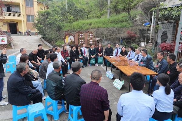 近日，在重慶市巴南區魚洞街道百勝村，稅務人員以院壩會形式向該村50余戶涉農企業、農業合作社宣講惠農稅費政策及社保繳費流程。蒙賽攝