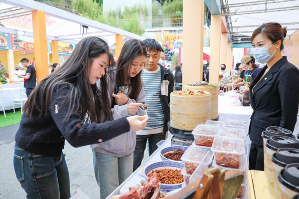 市民在活動現場品嘗美食。江北區委宣傳部供圖