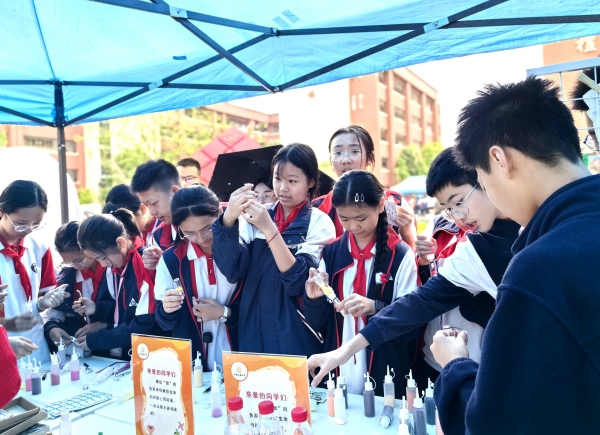 沙坪壩區陽光家園小學校活動展示一角。主辦方供圖