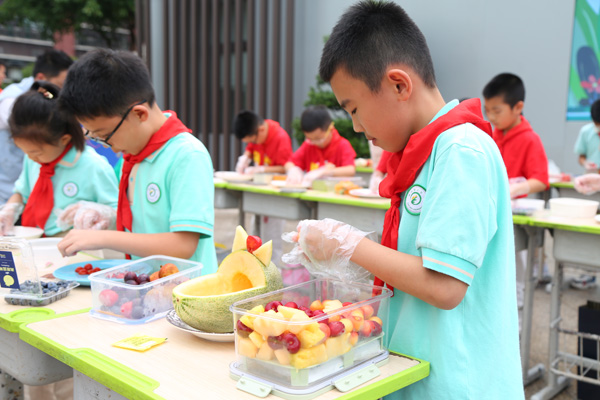 制作水果拼盤。橡樹灣小學供圖