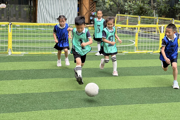 園內比賽。科學城七彩幼兒園供圖