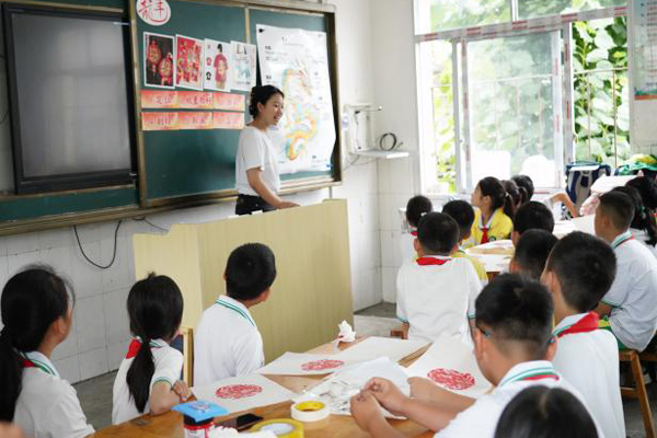 老師教授版畫基本知識。西南大學供圖