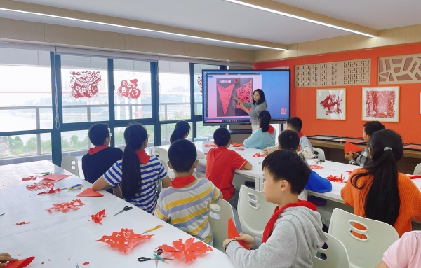 非遺特色剪紙課程。四川外國語大學九龍坡區附屬小學校供圖