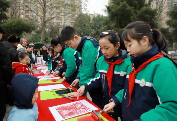 學生參加全國青少兒版畫邀請展。 璧山區文星實驗小學校供圖