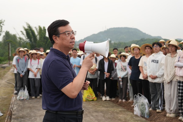 王進軍在“田間課堂”授課。蘭天攝