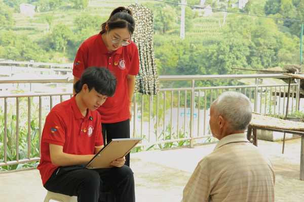 學生為老兵創作“戰友合照”。西南大學供圖