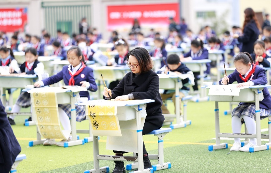 師生書法現場展示。武隆實驗小學供圖