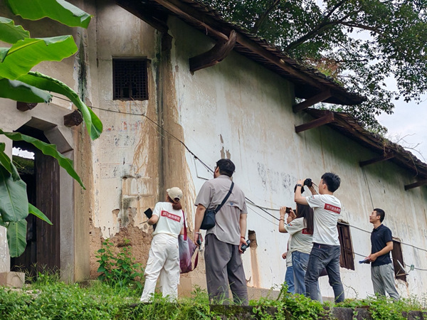 團隊調研傳統莊園現場。四川美術學院供圖