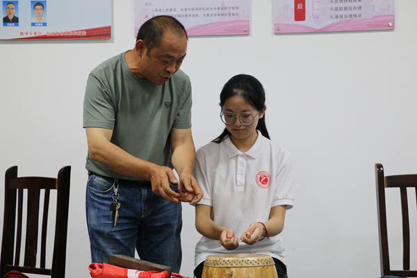 重慶理工大學重慶知識產權學院宣傳團成員體驗橫山昆詞樂器。重慶理工大學供圖