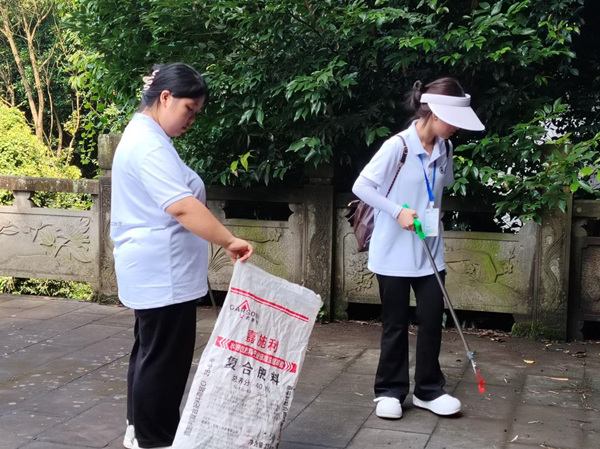 實踐團成員開展環(huán)境保護行動。重慶財經(jīng)學院供圖