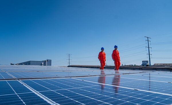 紅巖電管家巡檢屋頂光伏設備。國網重慶永川供電公司供圖